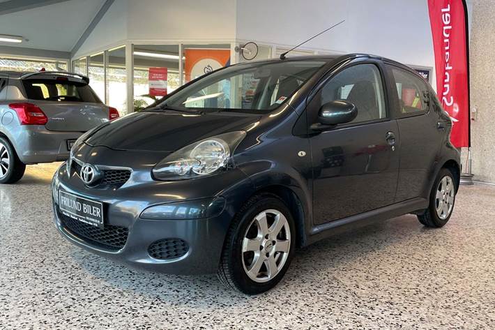 Grå Toyota Aygo fra 2010 set udefra