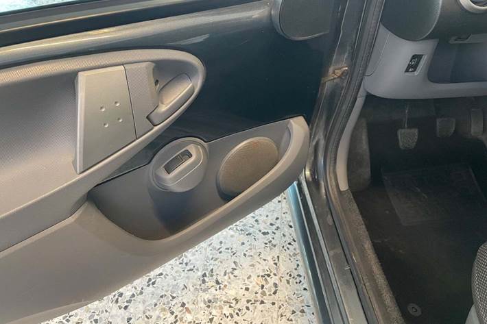 Grå Toyota Aygo fra 2010