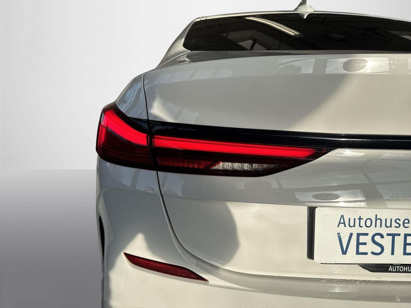 Hvid BMW 220d fra 2021