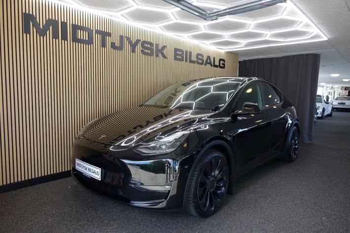 Sort Tesla Model Y fra 2022 set udefra