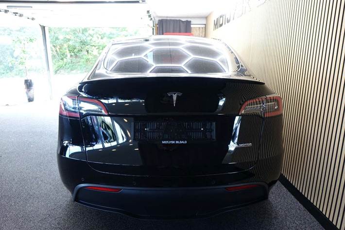 Sort Tesla Model Y fra 2022