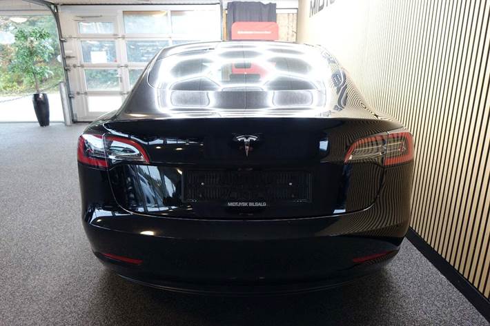 Sort Tesla Model 3 fra 2021