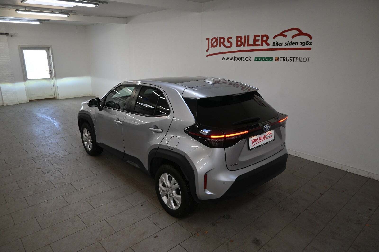 Grå Toyota Yaris Cross fra 2022
