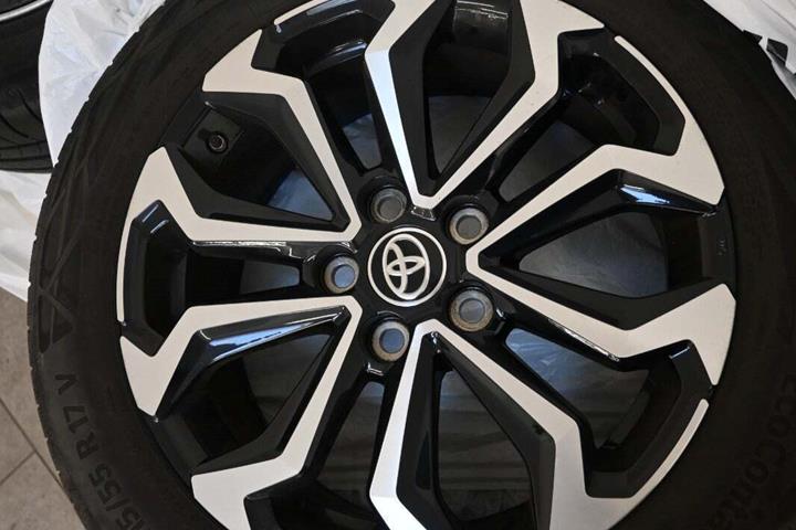 Grå Toyota Yaris Cross fra 2022