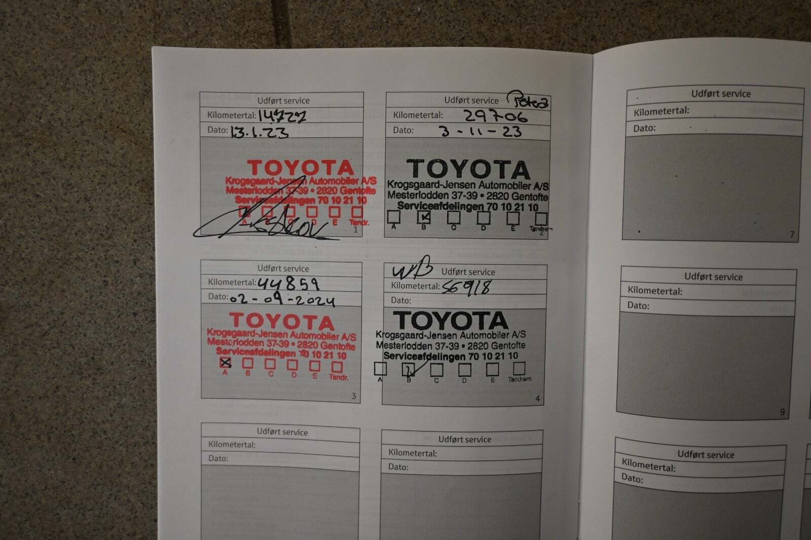 Grå Toyota Yaris Cross fra 2022