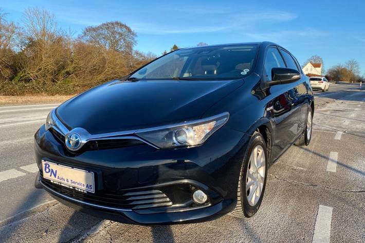 Sort Toyota Auris fra 2017 set udefra