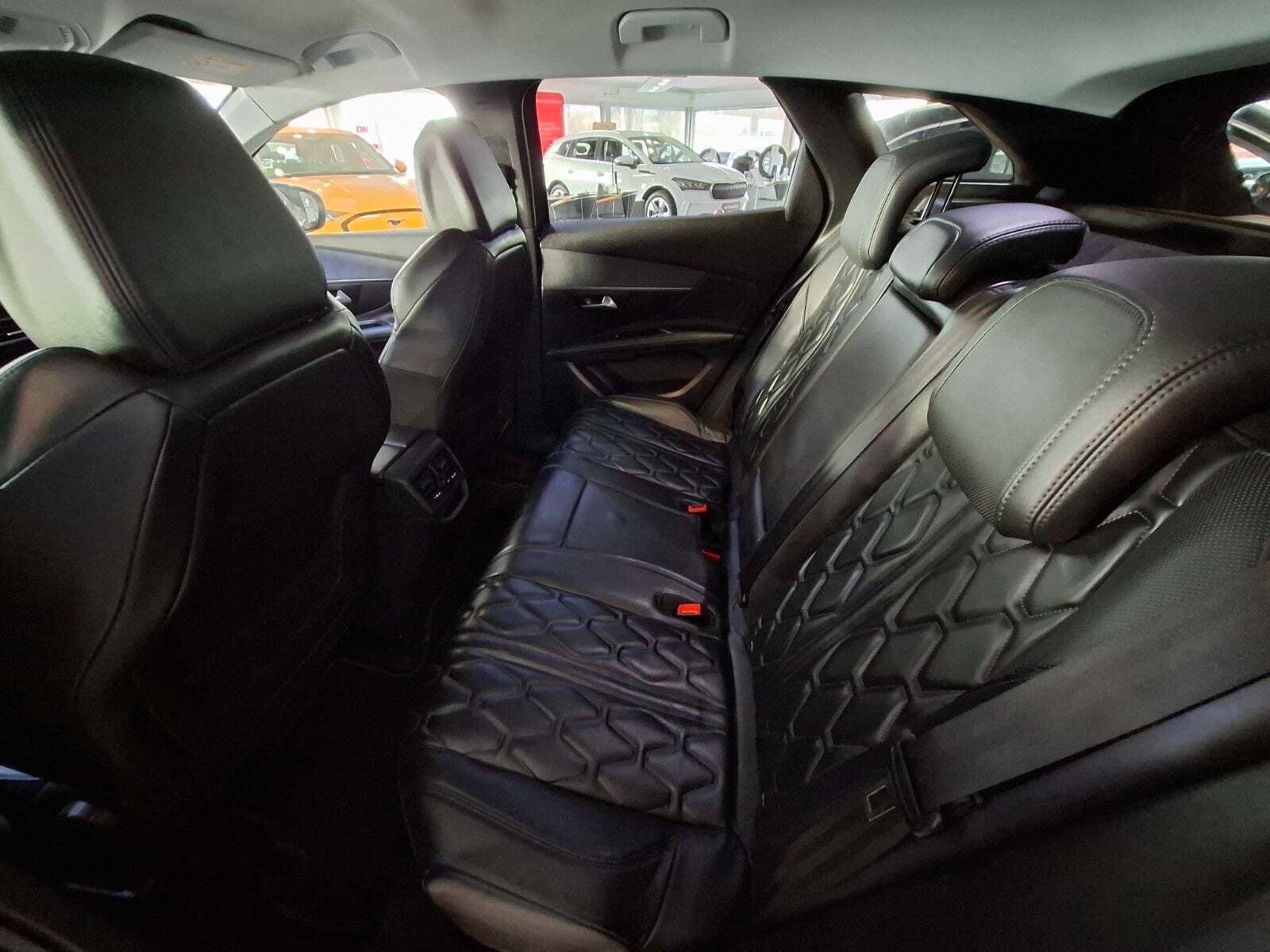 Grå Peugeot 3008 fra 2021