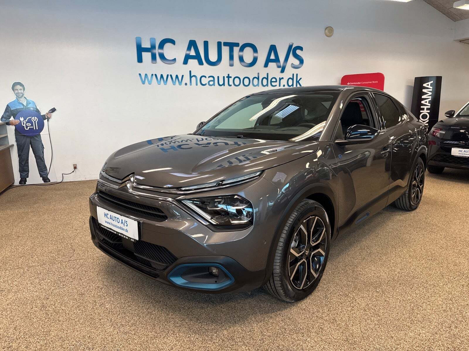 Grå Citroën ë-C4 X fra 2023 set udefra