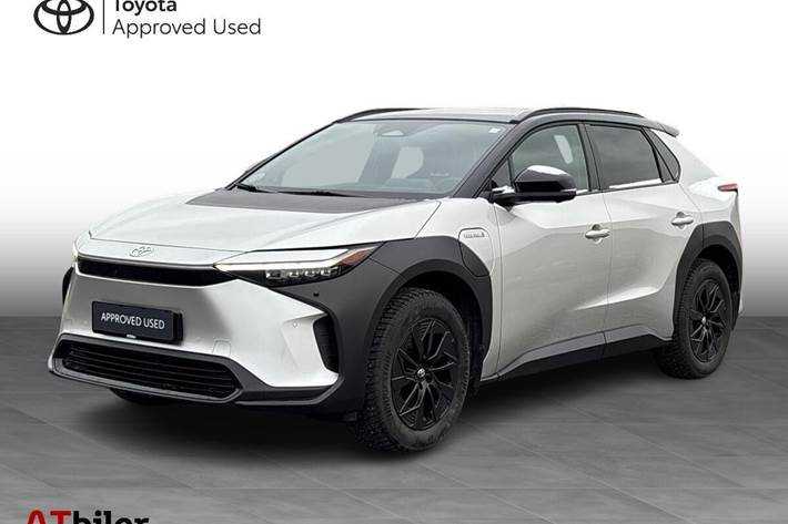 Sølv Toyota BZ4X fra 2023 set udefra