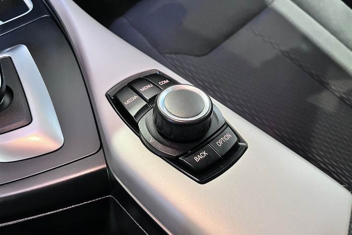 Orange BMW 118d fra 2017