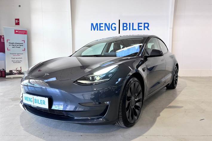 Grå Tesla Model 3 fra 2020 set udefra