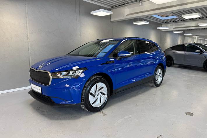 Blå Skoda Enyaq fra 2023 set udefra