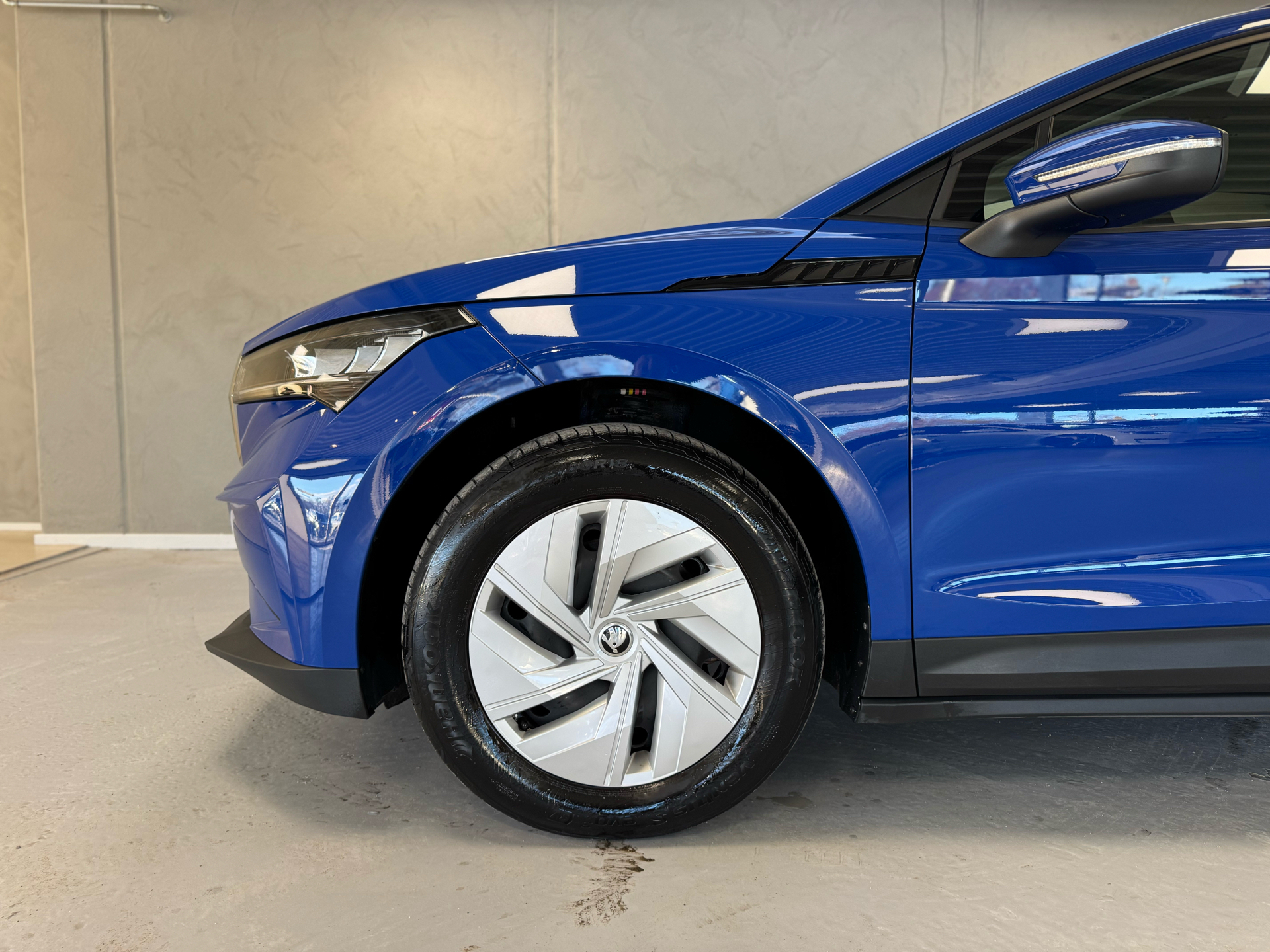 Blå Skoda Enyaq fra 2023