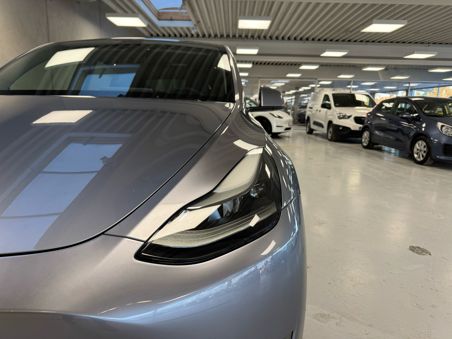 Grå Tesla Model Y fra 2023