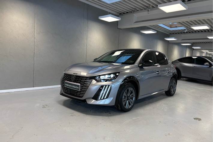 Grå Peugeot e-208 fra 2025 set udefra