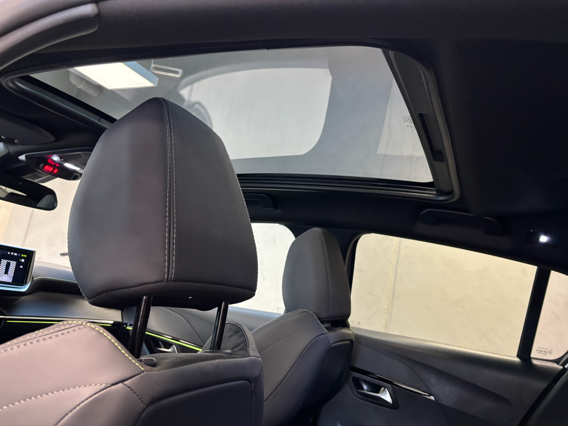 Grå Peugeot e-208 fra 2025