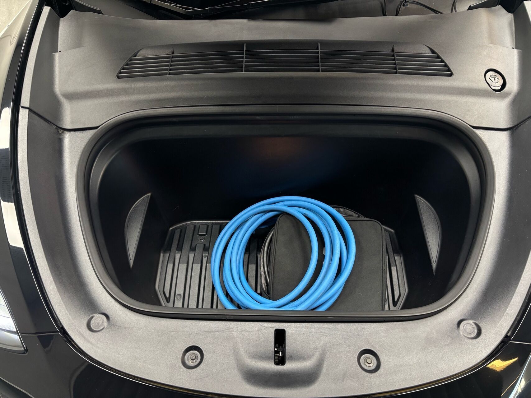 Sort Tesla Model Y fra 2022