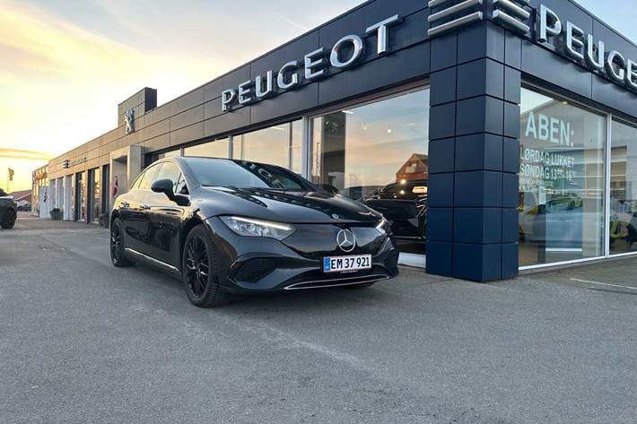 Grå Mercedes EQE 300 fra 2024 set udefra