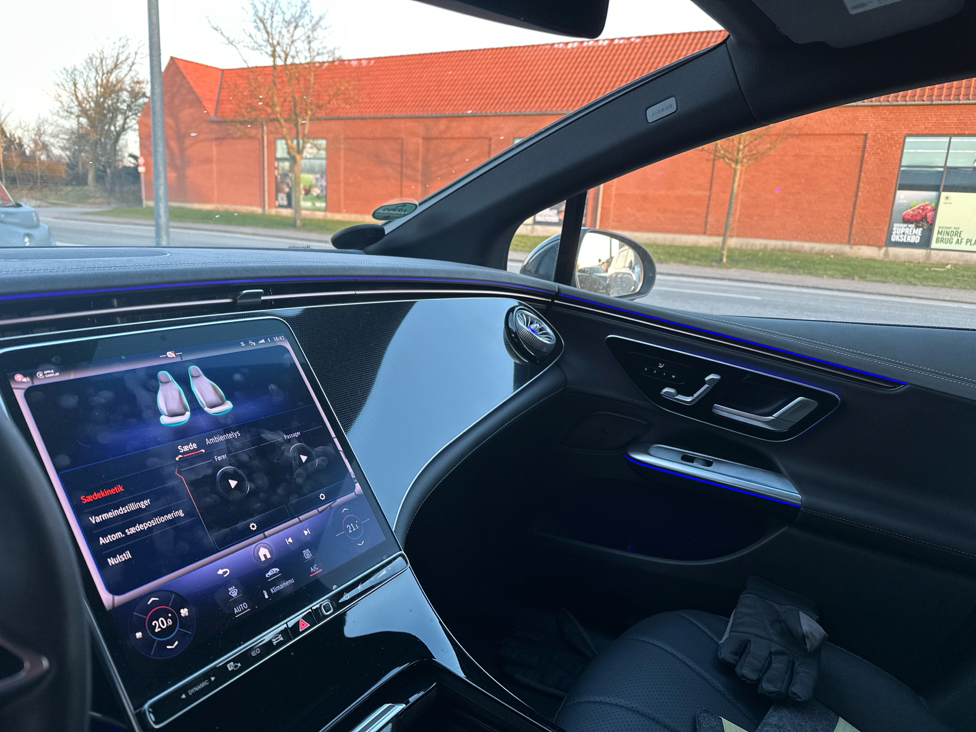 Grå Mercedes EQE 300 fra 2024 set indefra