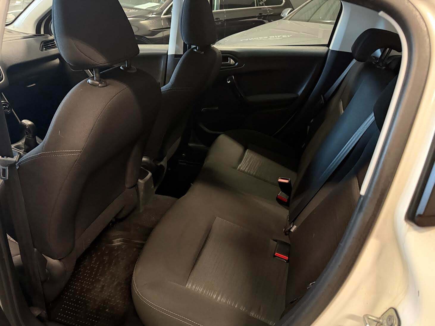 Hvid Peugeot 208 fra 2015