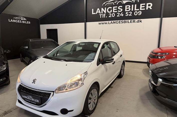 Hvid Peugeot 208 fra 2014 set udefra