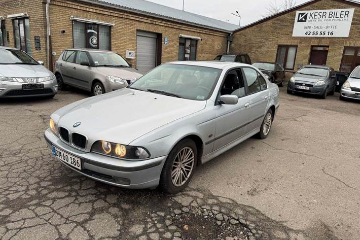 undefined BMW 523i fra 1998 set udefra