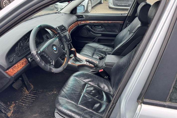 undefined BMW 523i fra 1998 set indefra