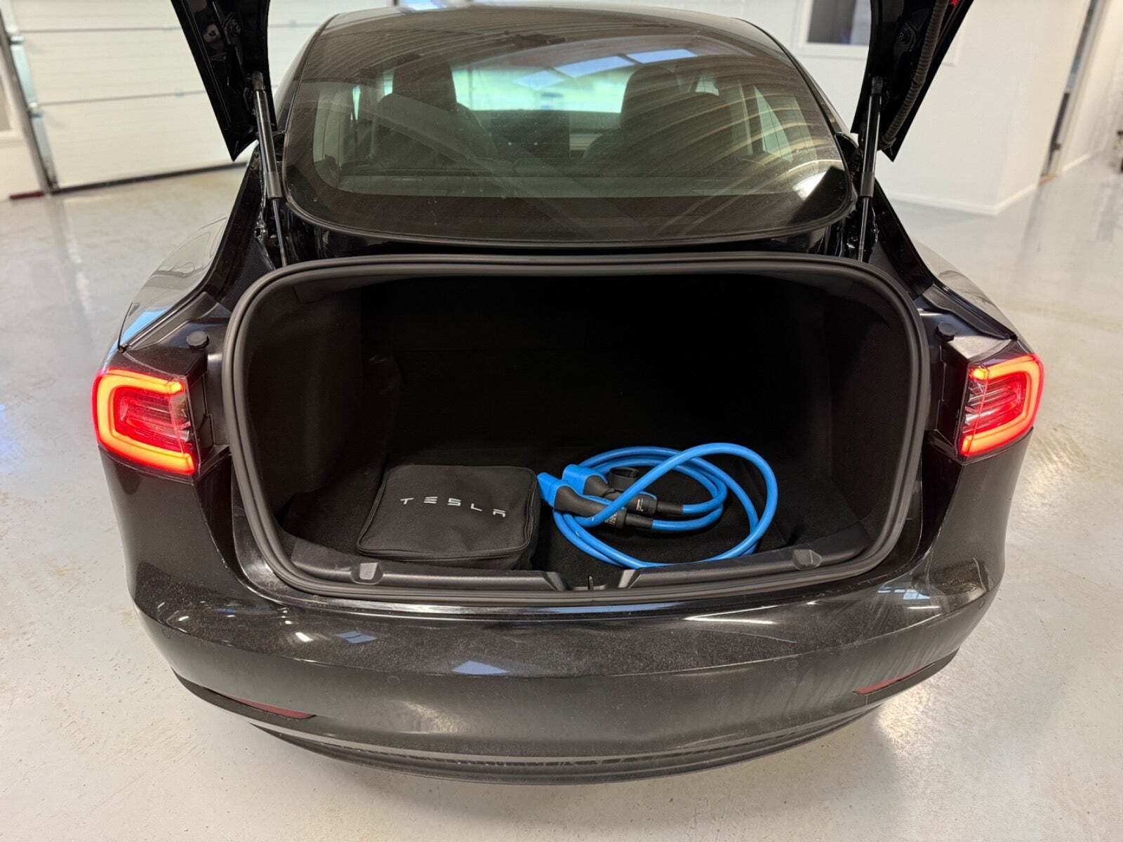 Sort Tesla Model 3 fra 2020