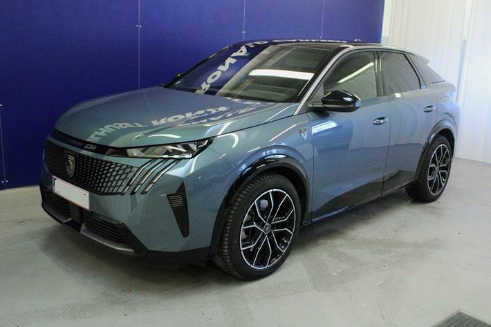 Blå Peugeot e-3008 fra 2025