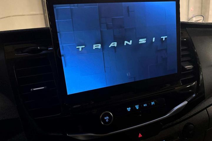 Hvid Ford Transit 350 L2 Van fra 2024