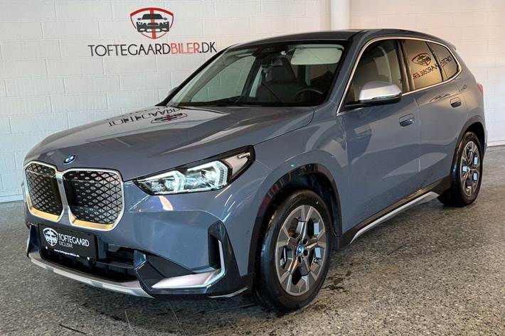 Grå BMW iX1 fra 2023 set udefra