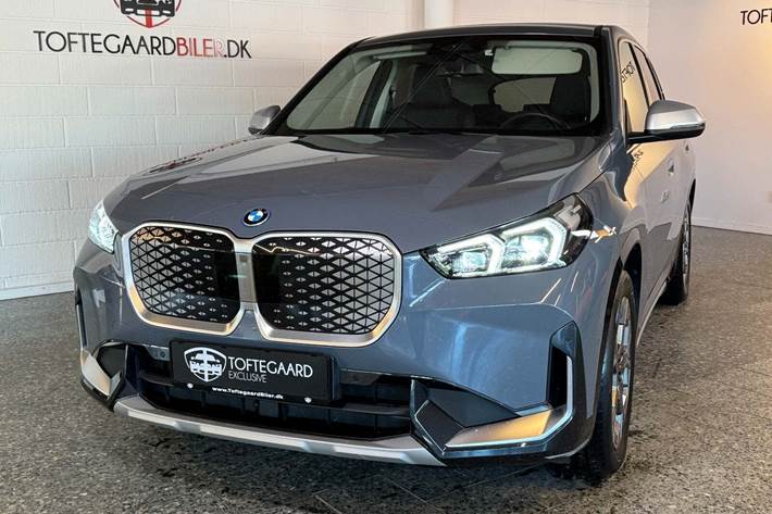 Grå BMW iX1 fra 2023