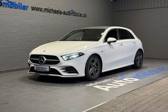 Hvid Mercedes A200 d fra 2019 set udefra