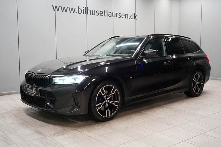 Sort BMW 330e fra 2023 set udefra