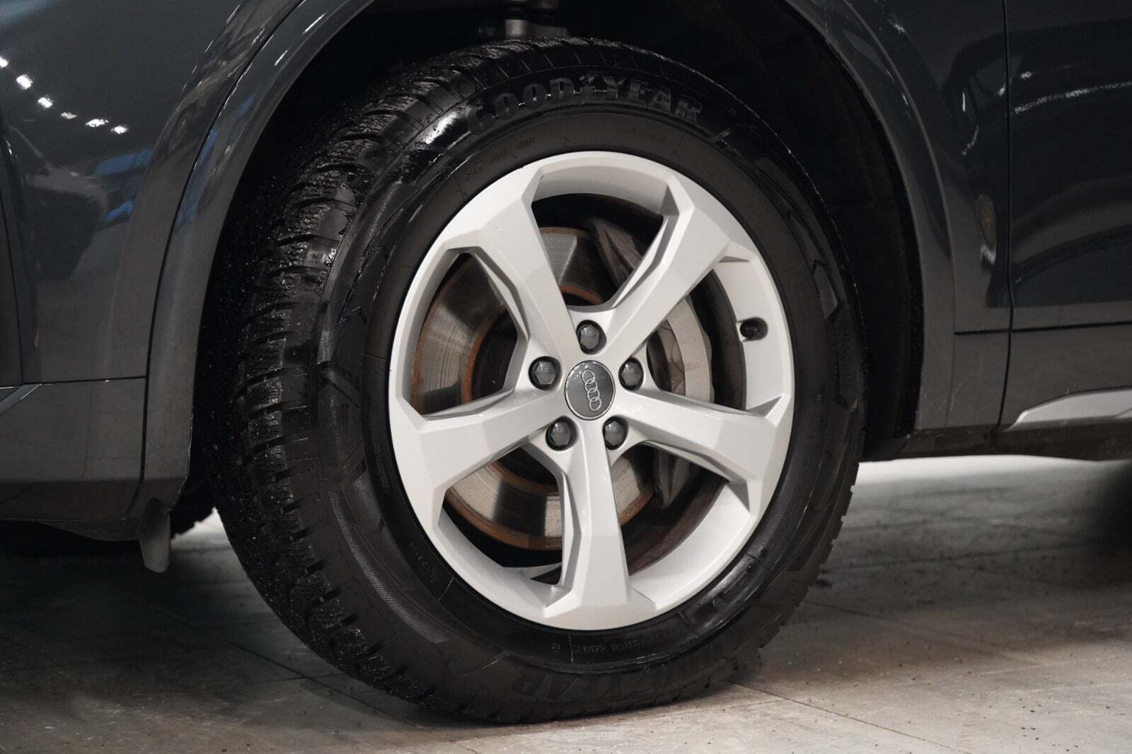 Grå Audi Q5 fra 2023