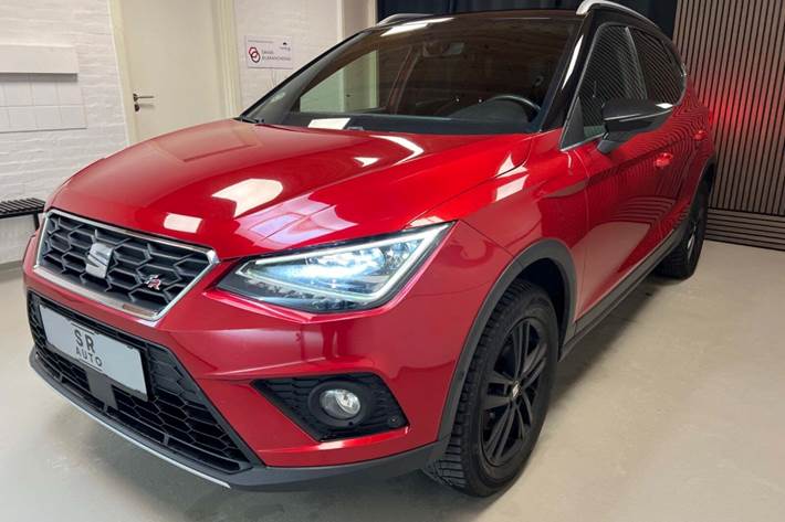 Rød Seat Arona fra 2018 set udefra