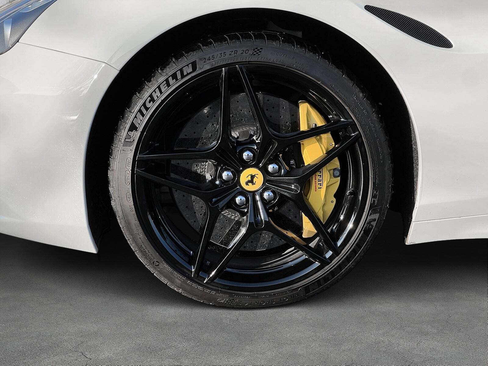 Hvid Ferrari California T fra 2015