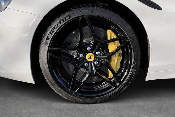 Hvid Ferrari California T fra 2015