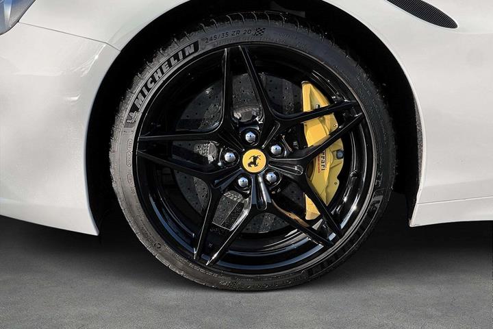 Hvid Ferrari California T fra 2015