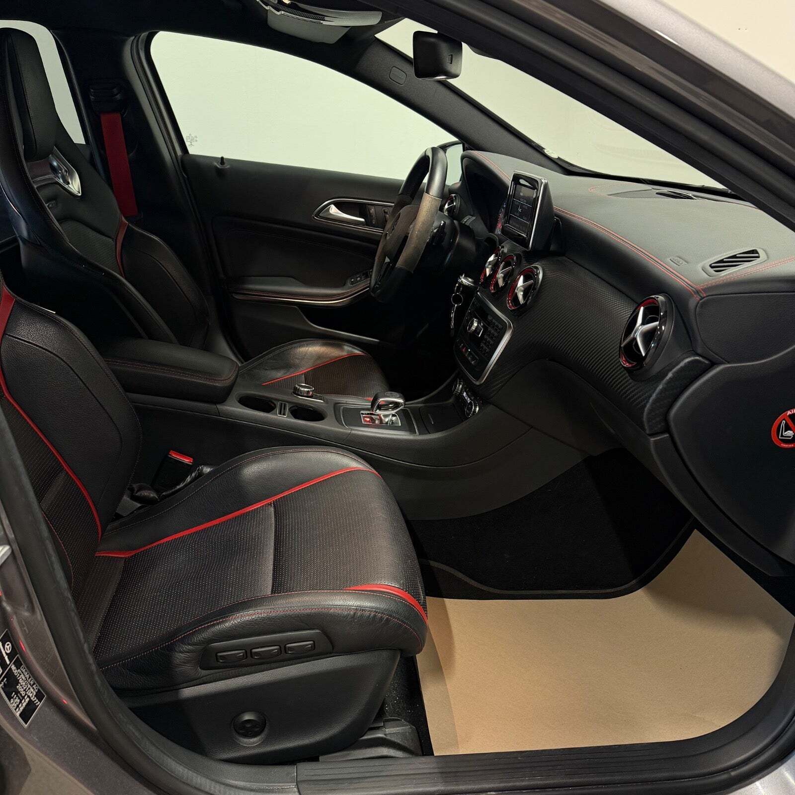 Grå Mercedes A45 fra 2014