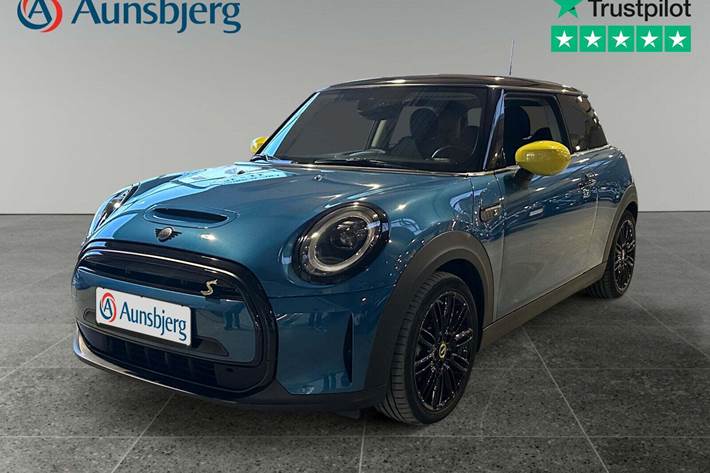 Blå Mini Cooper SE fra 2022 set udefra