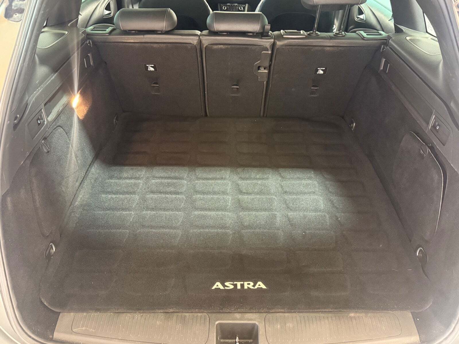 Sort Opel Astra fra 2020