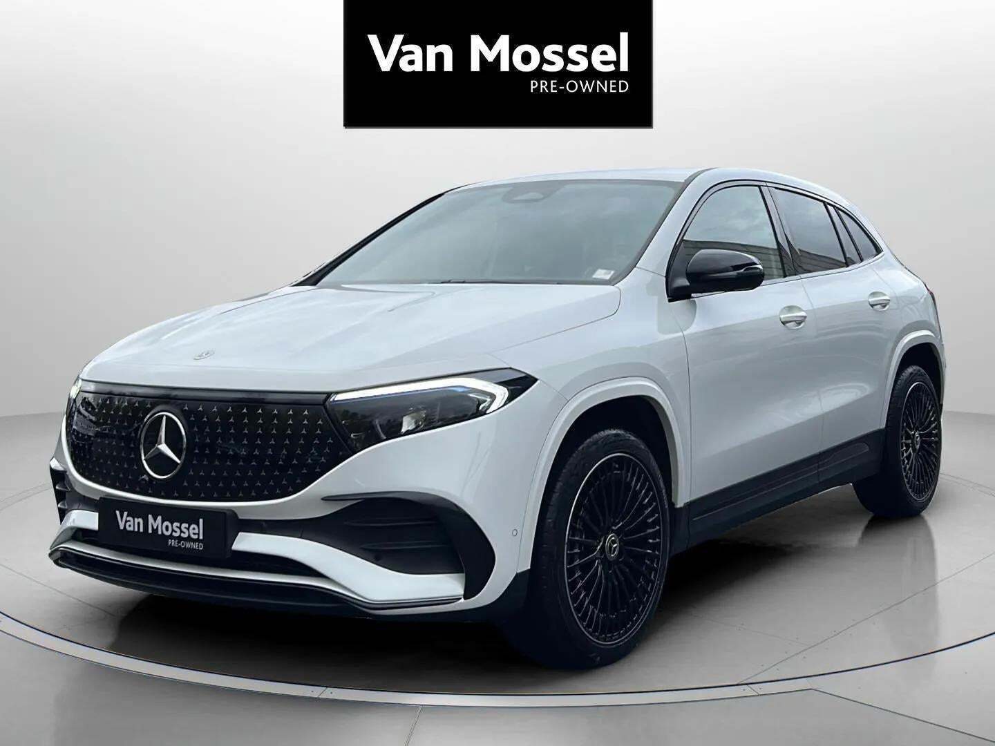 Hvid Mercedes EQA250 fra 2024 set udefra