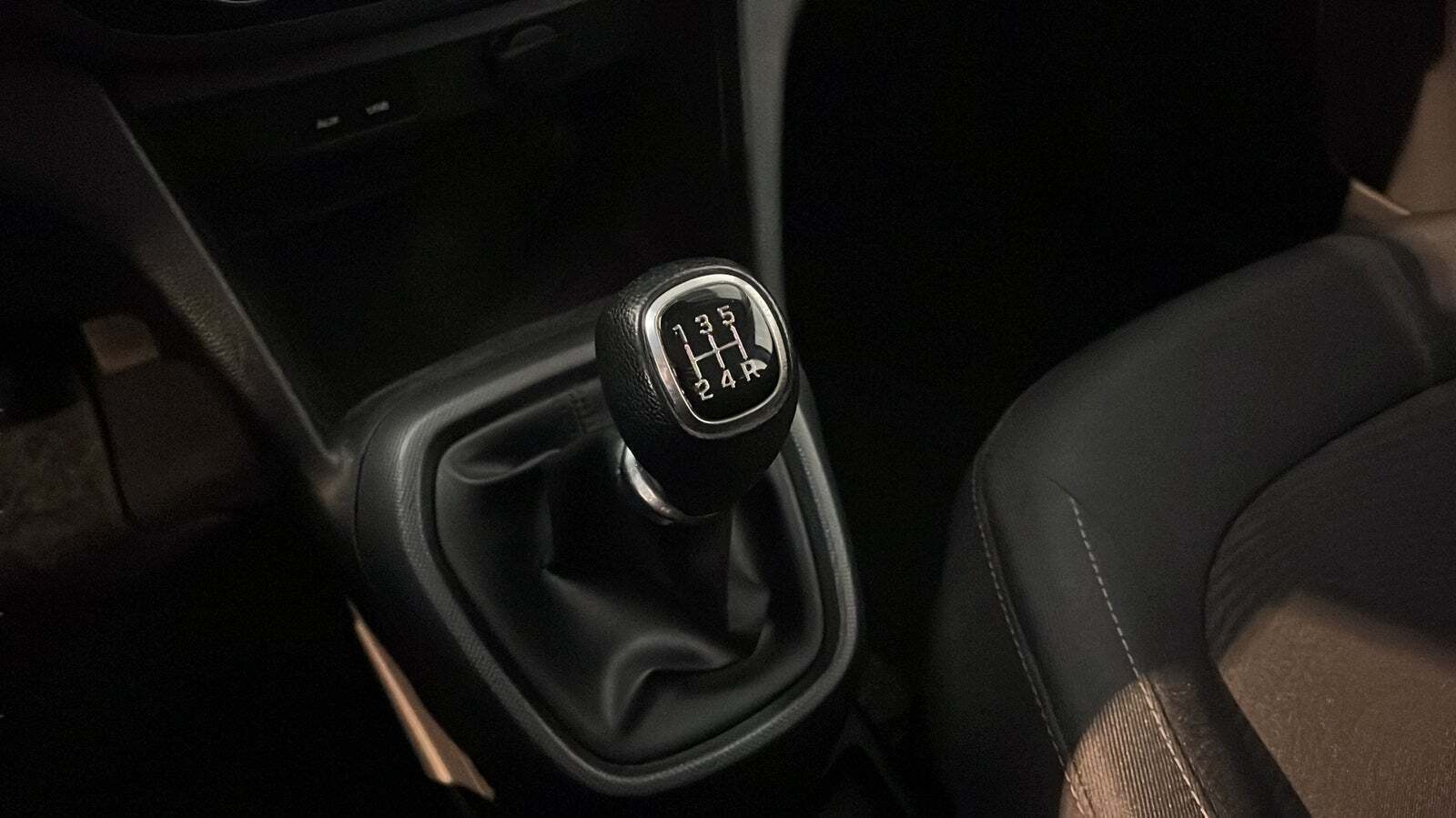 Blå Hyundai i10 fra 2018