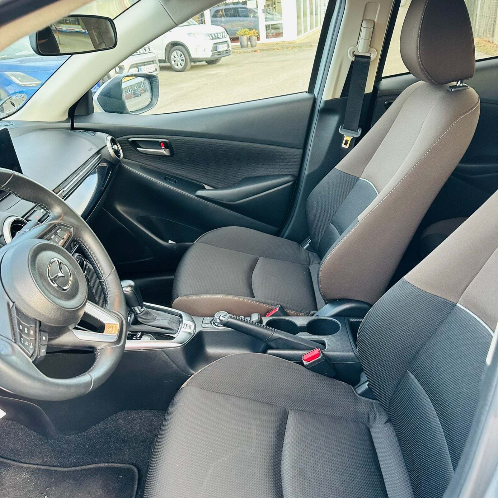 Sølv Mazda 2 fra 2022