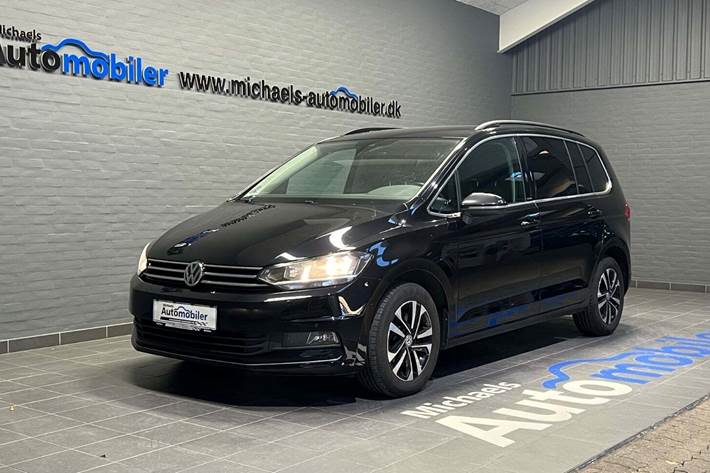Sort VW Touran fra 2019 set udefra