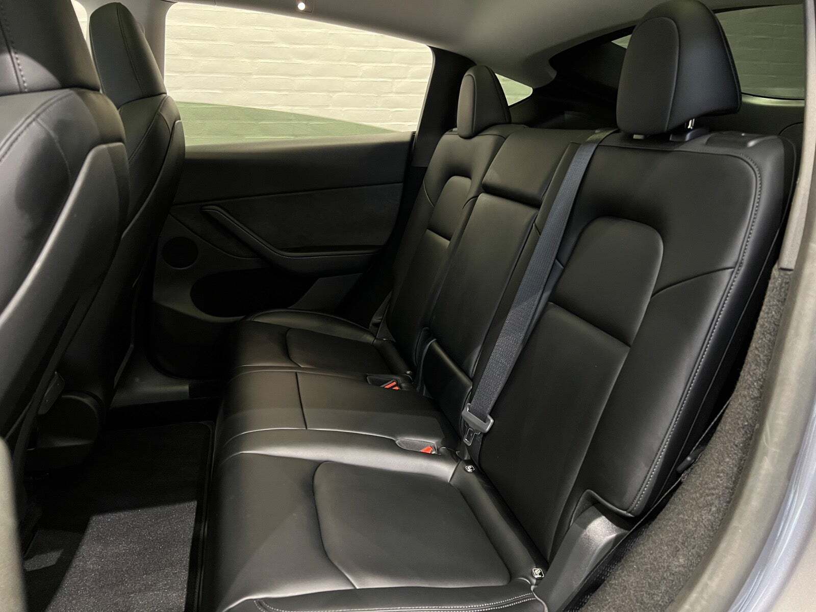 Sølv Tesla Model Y fra 2025