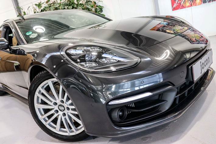 Grå Porsche Panamera 4 fra 2021