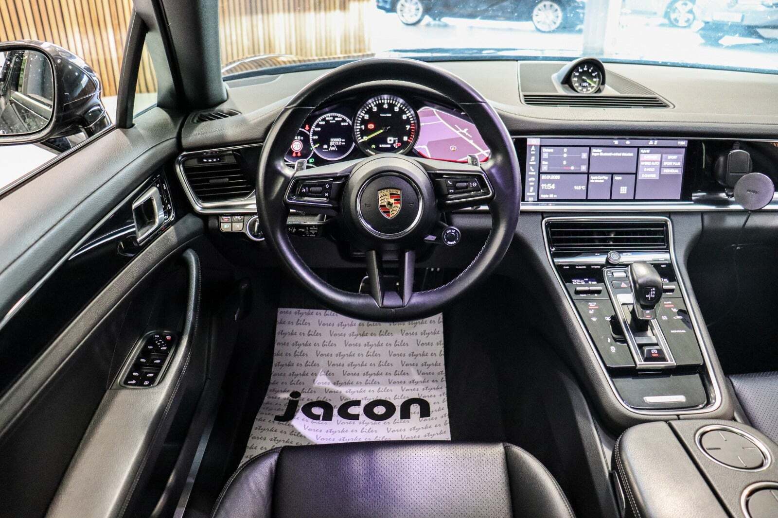 Grå Porsche Panamera 4 fra 2021