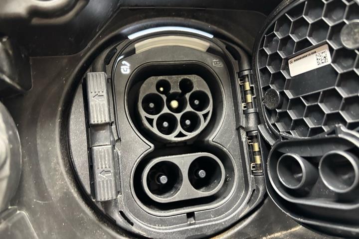 Sort Mercedes EQB 250 fra 2022
